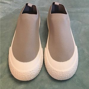 La Sheelah ladies gray mesh slip on shoes size 10 NEW in box